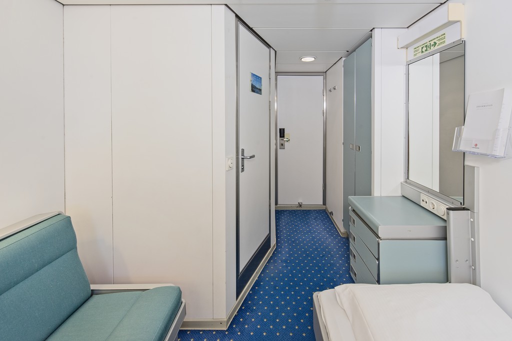 Hurtigruten MS Vesteralen Polar Outside Middle Deck 2 Travellers b.jpg